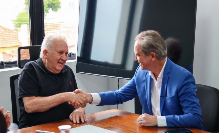 Foto de entrega de título a autoridades