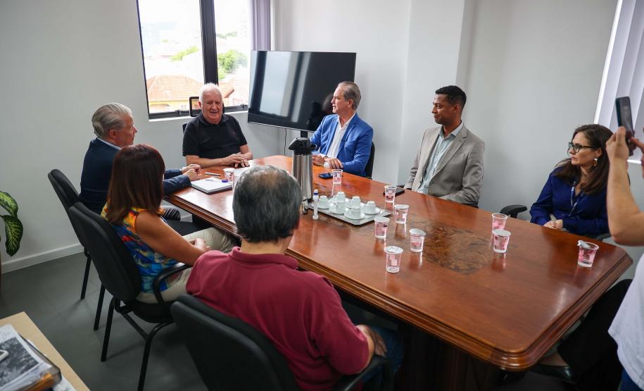 Foto de entrega de título a autoridades