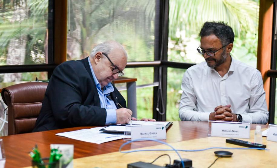 Foto de assinatura de termo