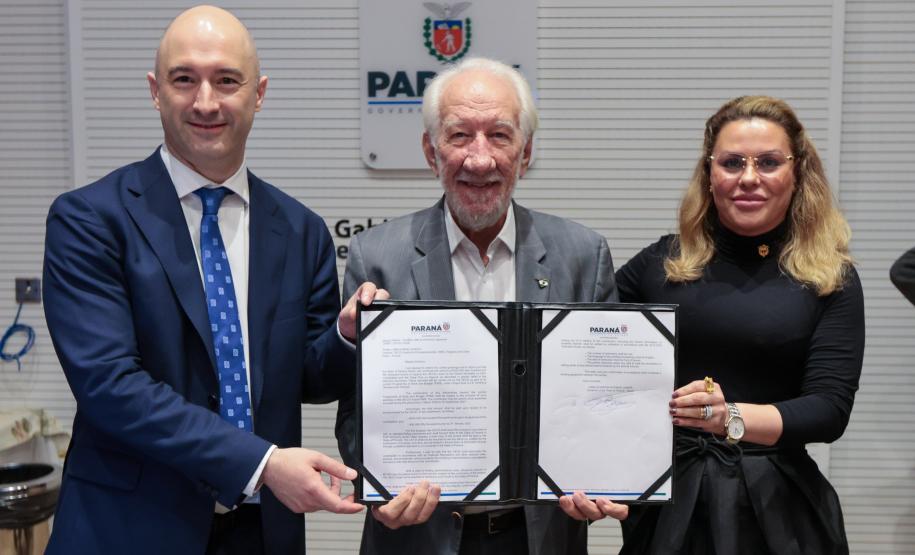 Foto de autoridades em evento