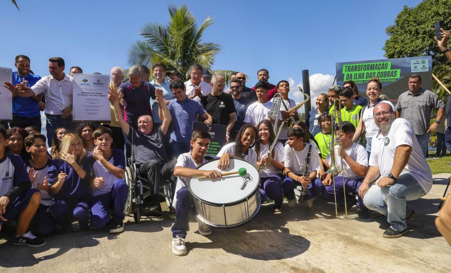 Foto de entrega da nova estrutura da Ilha das Cobras