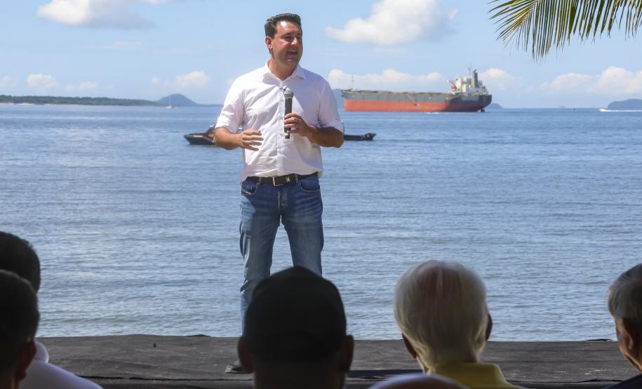 Foto de entrega da nova estrutura da Ilha das Cobras