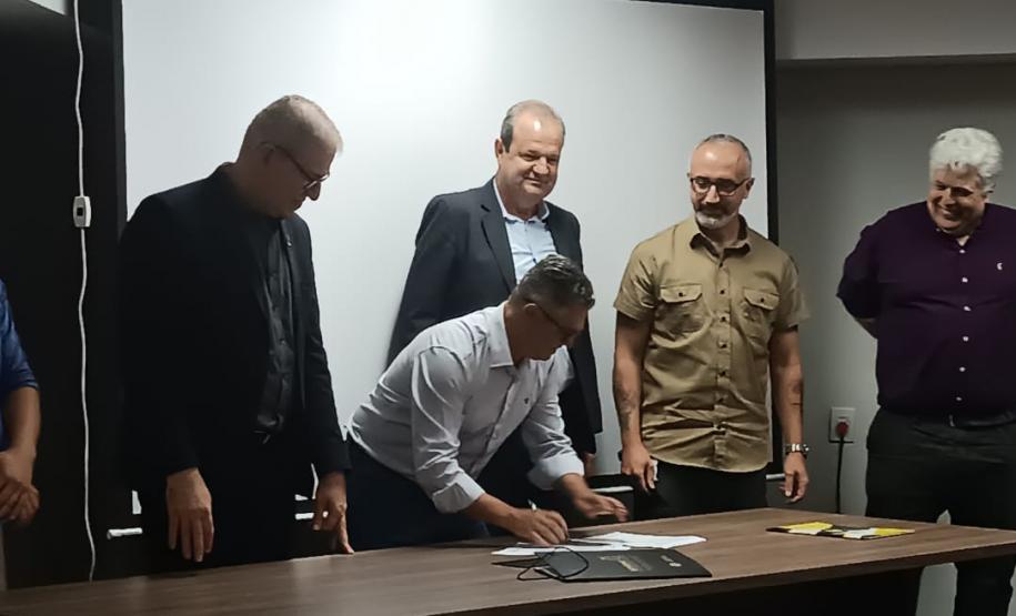 Foto de assinatura de contrato do CETRAS