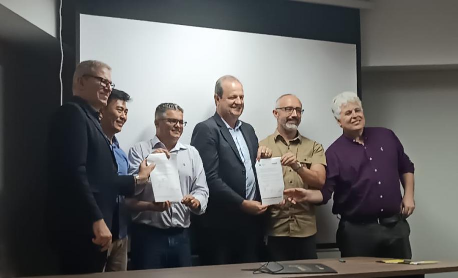 Foto de assinatura de contrato do CETRAS