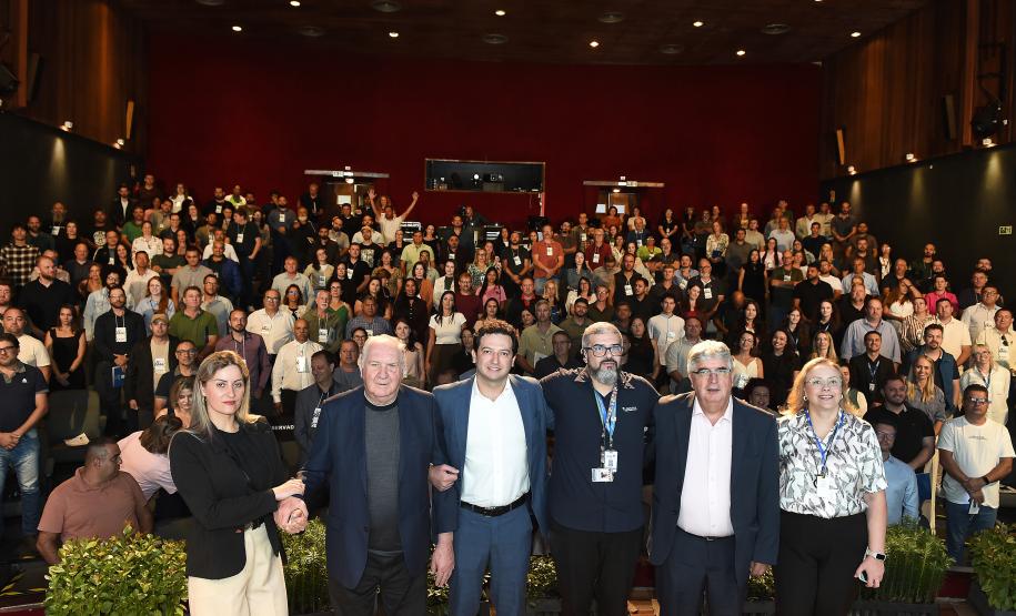 Foto de autoridades em apresentação