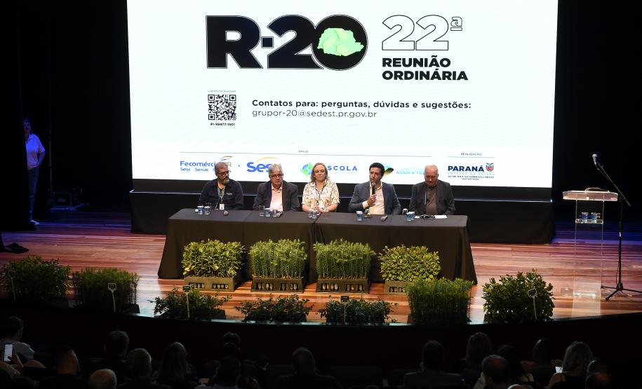 Foto de autoridades em apresentação