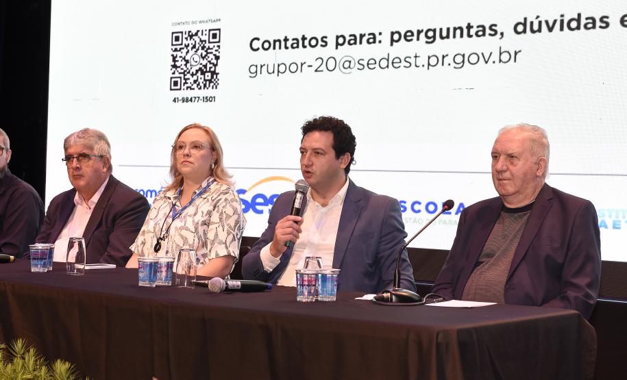 Foto de autoridades em apresentação