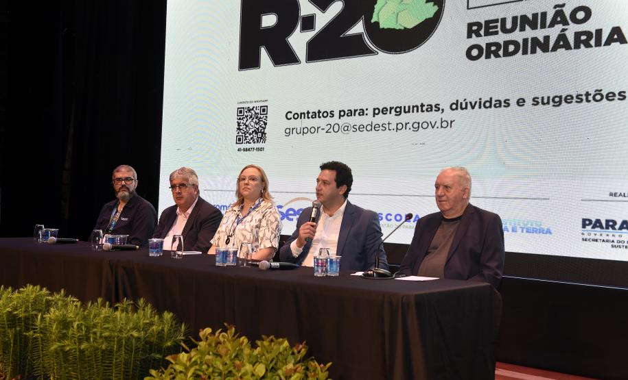 Foto de autoridades em apresentação