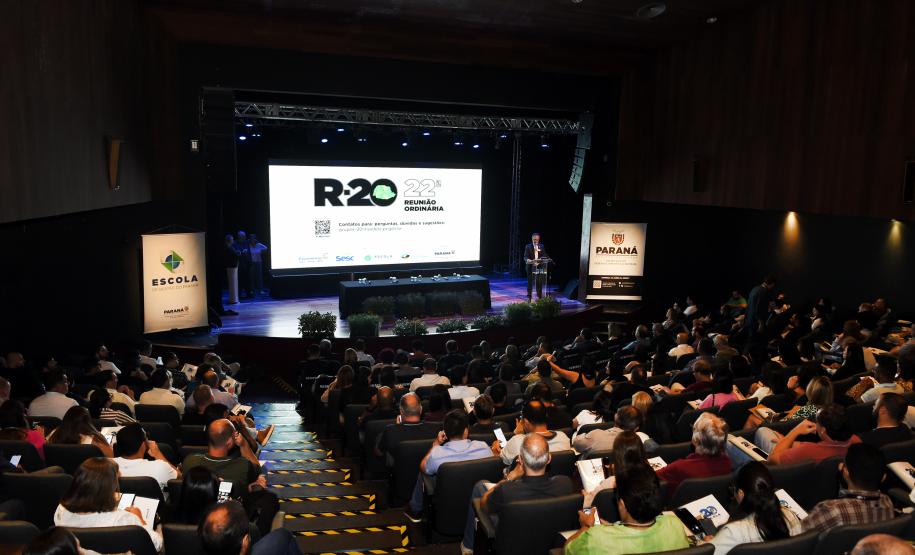 Foto de autoridades em apresentação