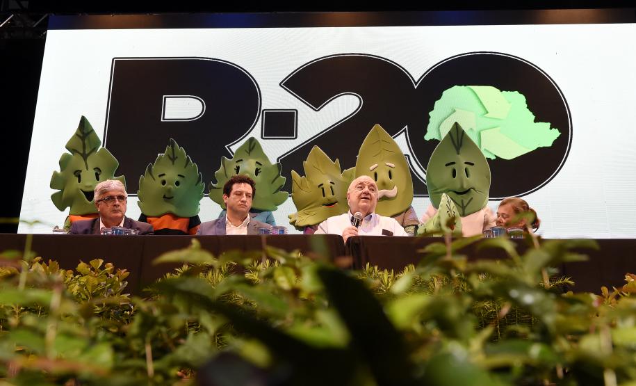 Foto de autoridades em apresentação