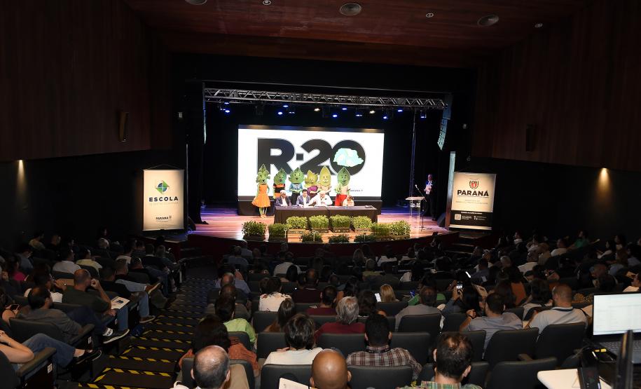 Foto de autoridades em apresentação