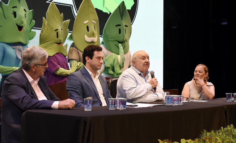 Foto de autoridades em apresentação