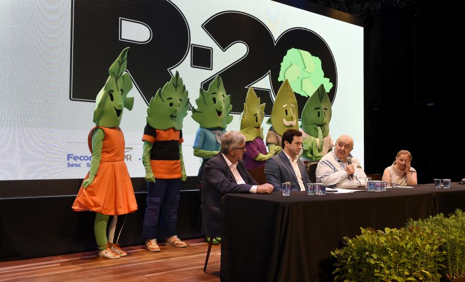 Foto de autoridades em apresentação