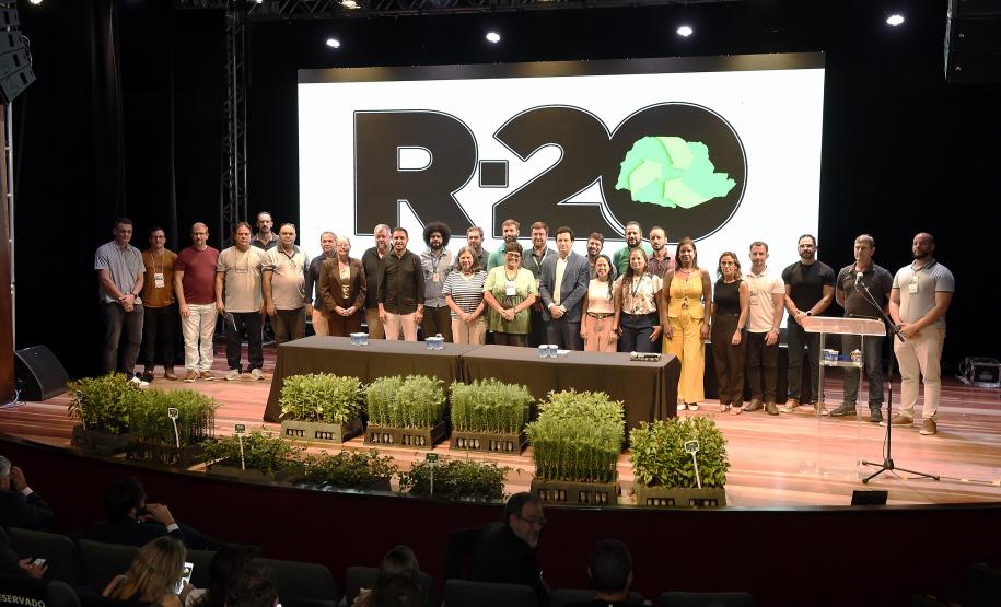 Foto de autoridades em apresentação