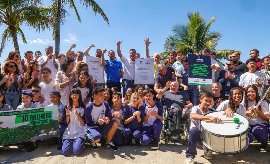 Foto de entrega da nova estrutura da Ilha das Cobras