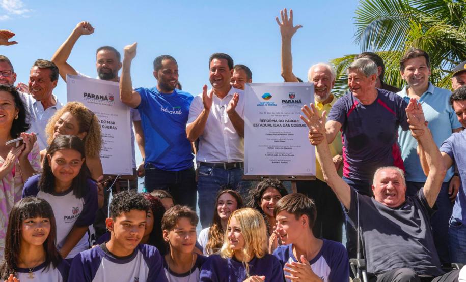 Foto de entrega da nova estrutura da Ilha das Cobras