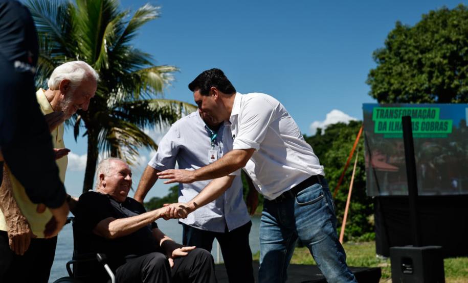 Foto de entrega da nova estrutura da Ilha das Cobras