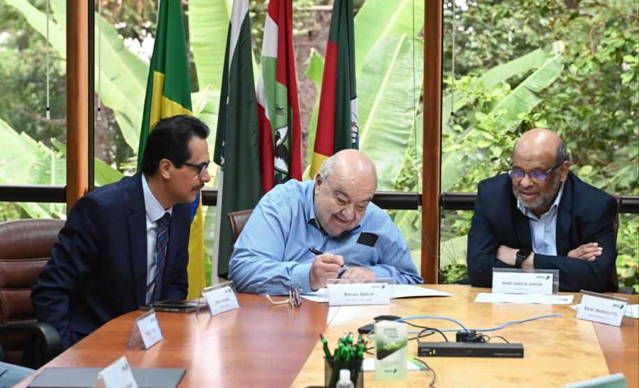 Foto de solenidade de assinatura de termo