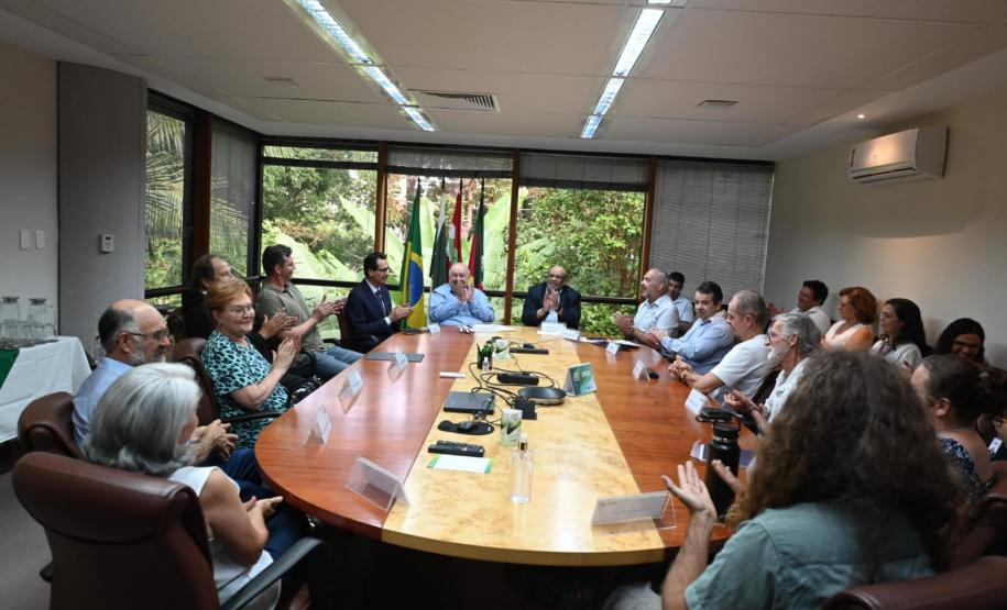 Foto de solenidade de assinatura de termo