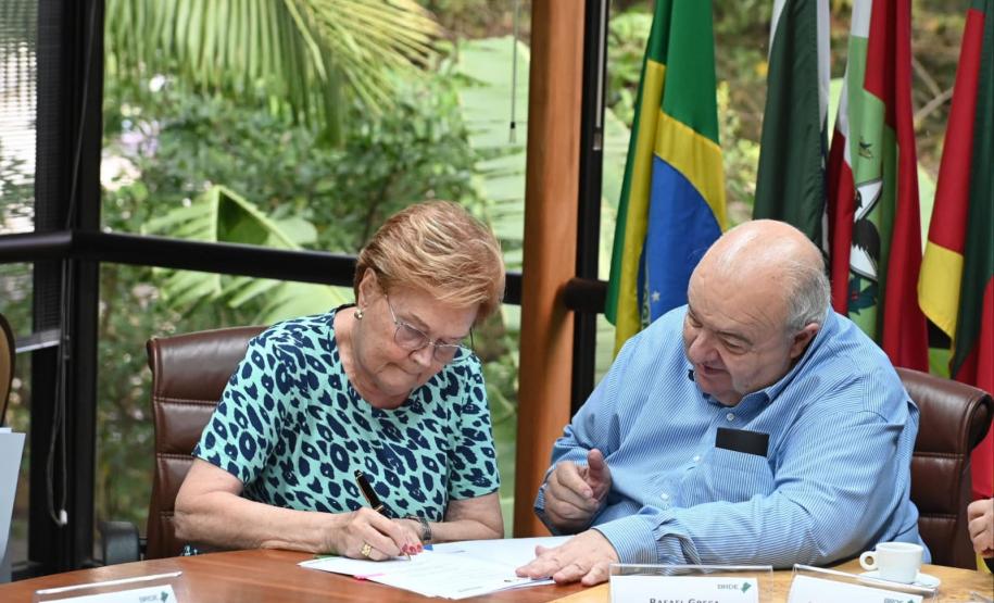 Foto de solenidade de assinatura de termo