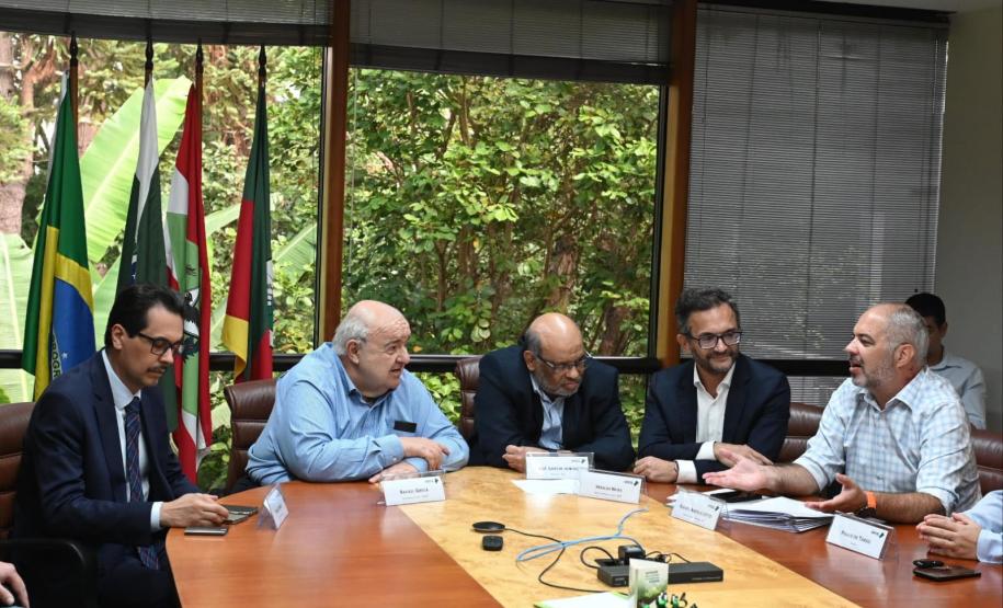 Foto de solenidade de assinatura de termo