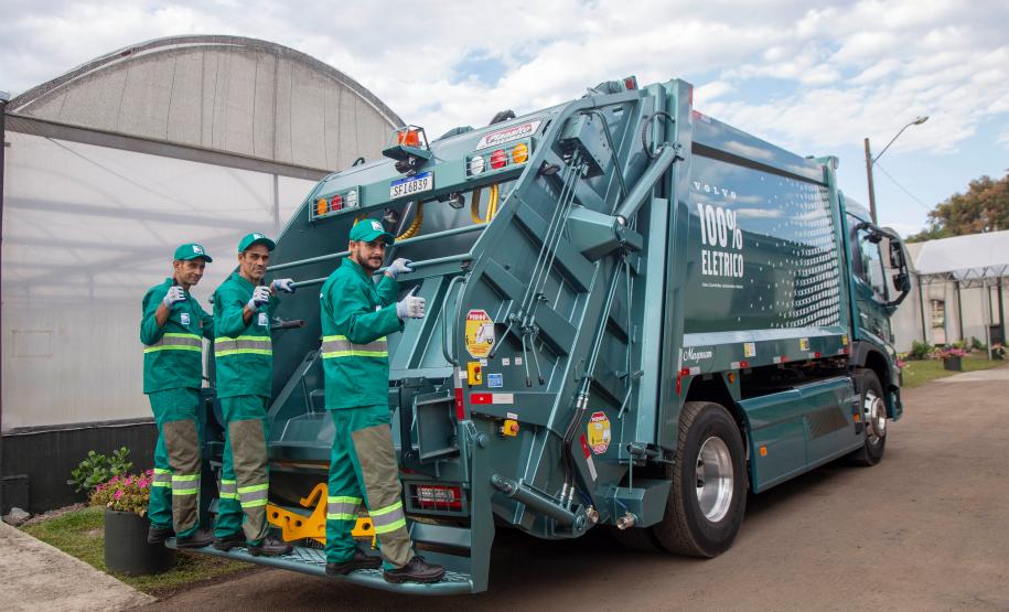 Foto de caminhão de coleta de lixo