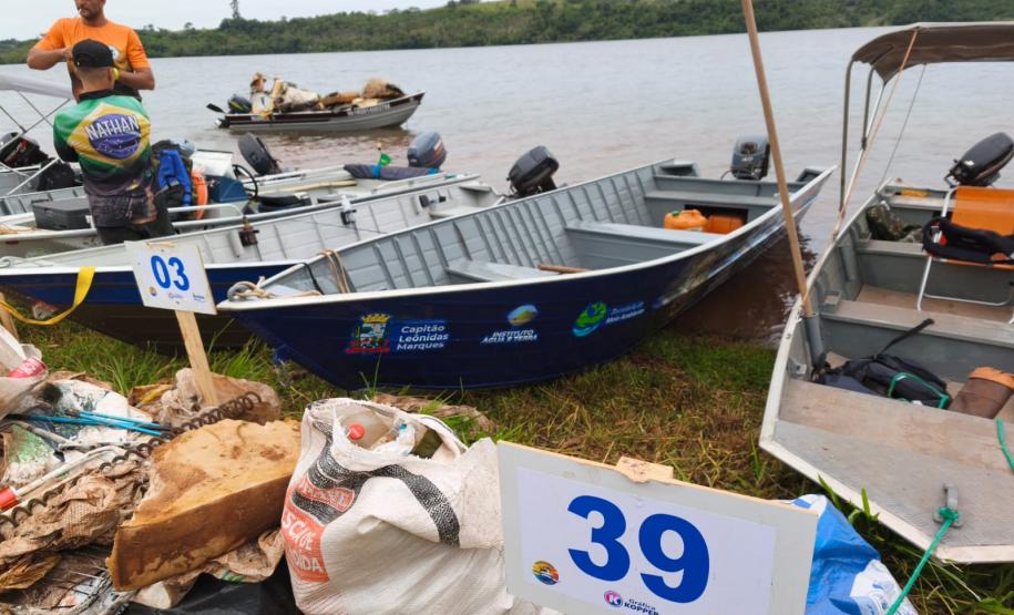 Foto de operação de limpeza de rios