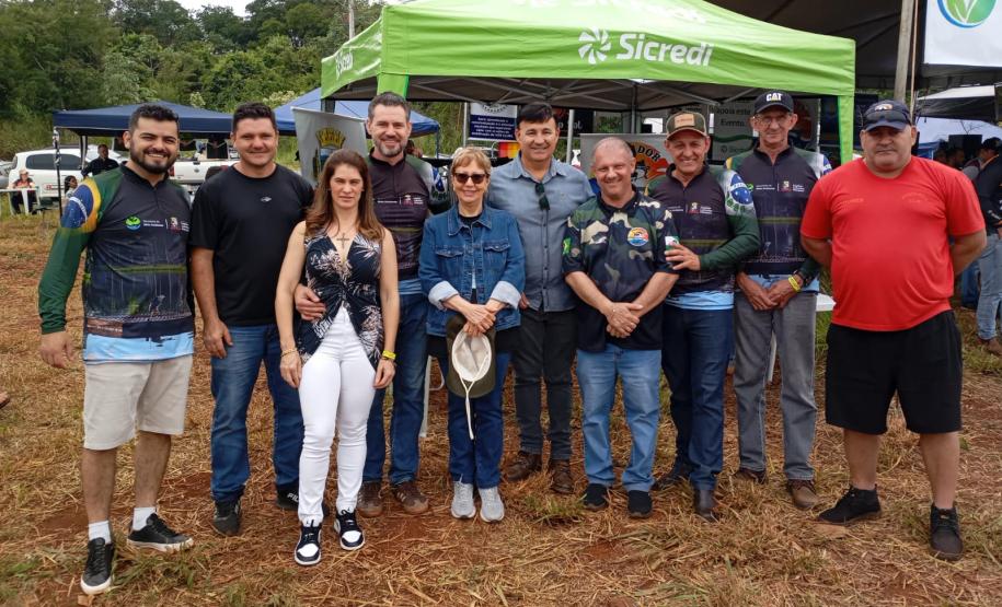 Foto de operação de limpeza de rios