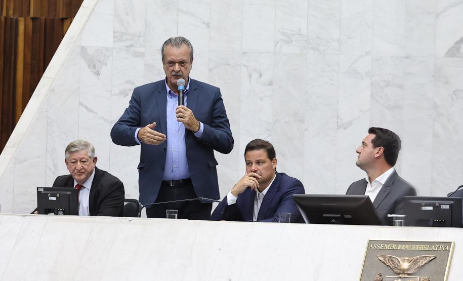 Foto de cerimônia com autoridades