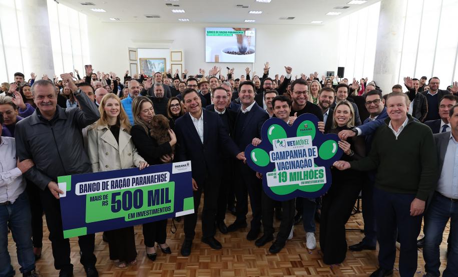 Foto de solenidade com autoridades