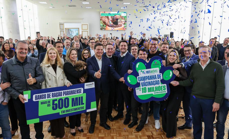 Foto de solenidade com autoridades