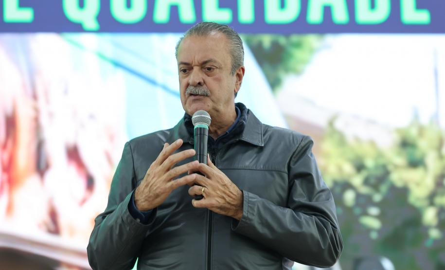 Foto de solenidade com autoridades
