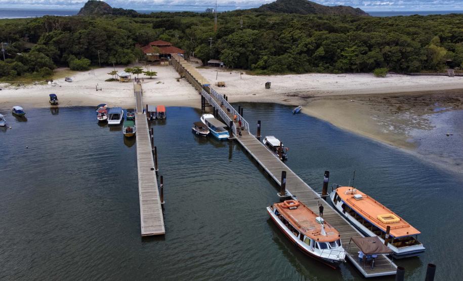 Foto de estruturas flutuantes no litoral