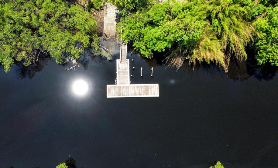 Foto de estruturas flutuantes no litoral