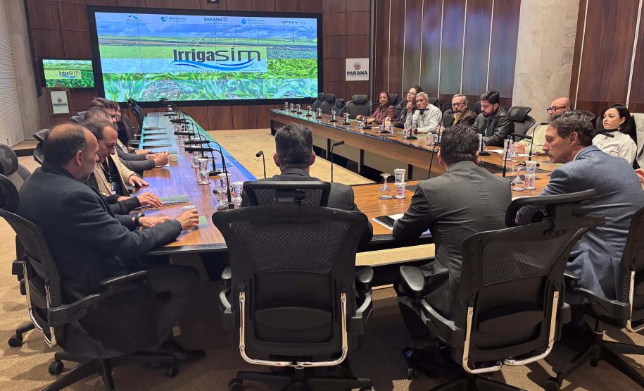 Foto de reunião com autoridades