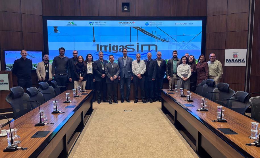 Foto de reunião com autoridades