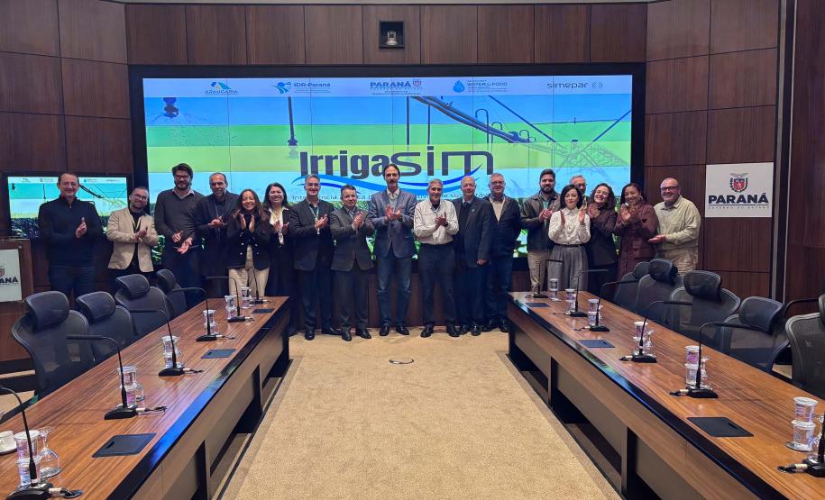 Foto de reunião com autoridades