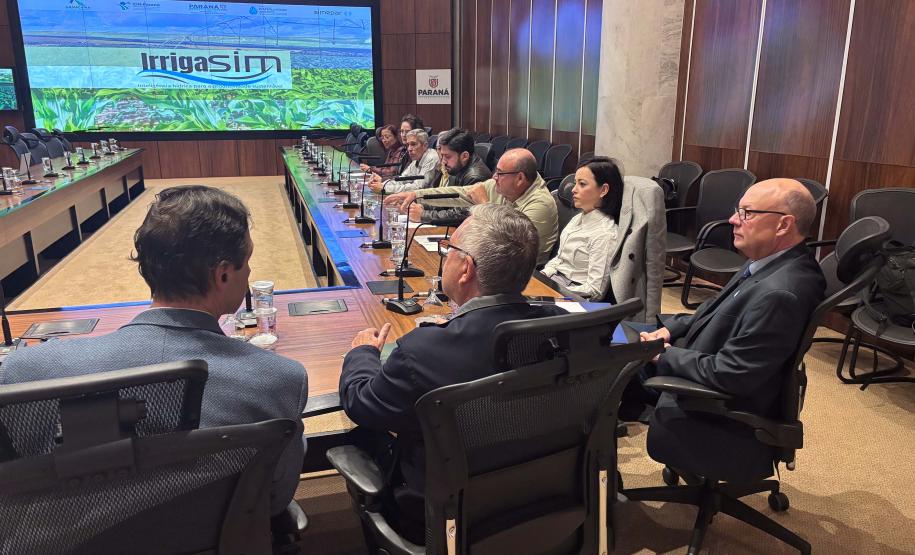 Foto de reunião com autoridades