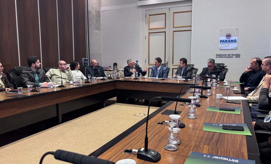 Foto de reunião com autoridades