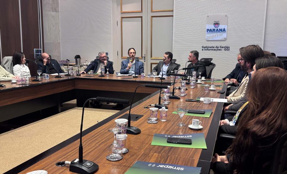 Foto de reunião com autoridades