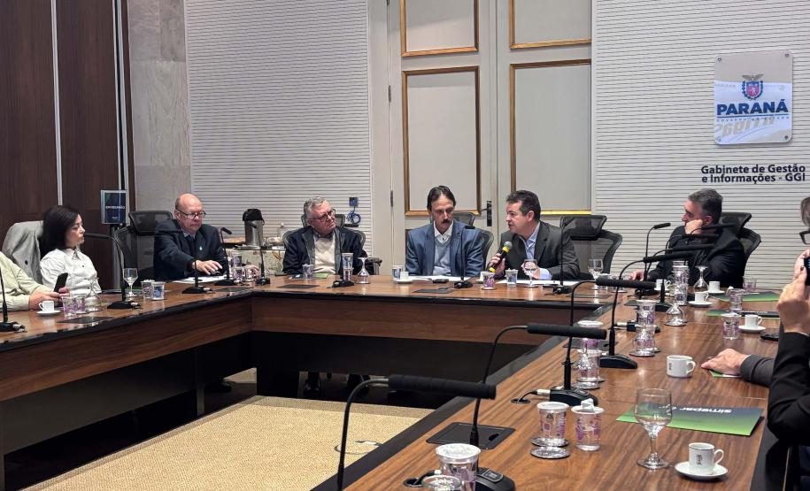 Foto de reunião com autoridades