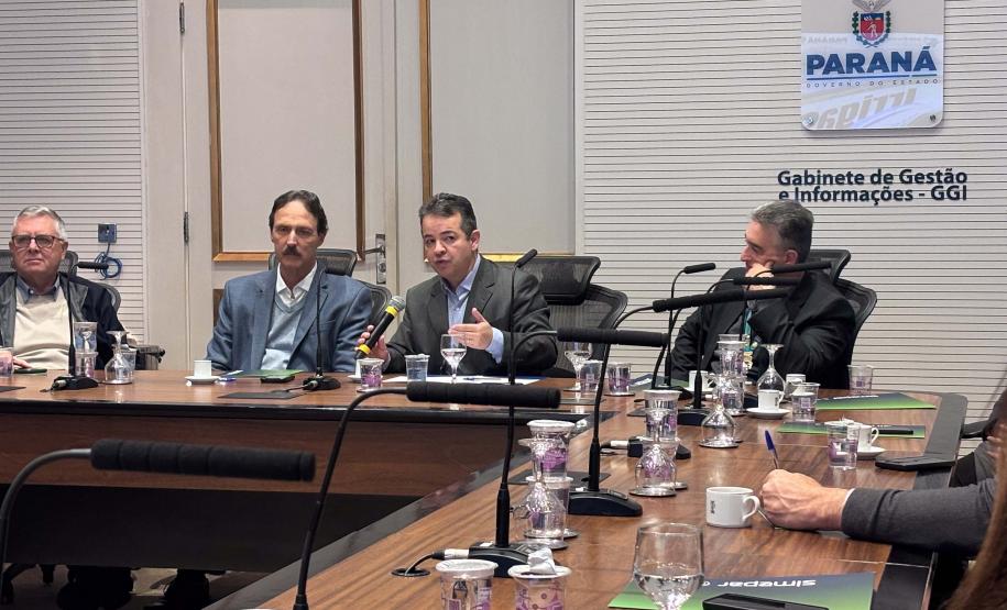 Foto de reunião com autoridades
