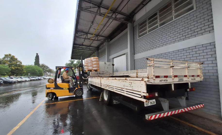Foto de doação de sacas de milho
