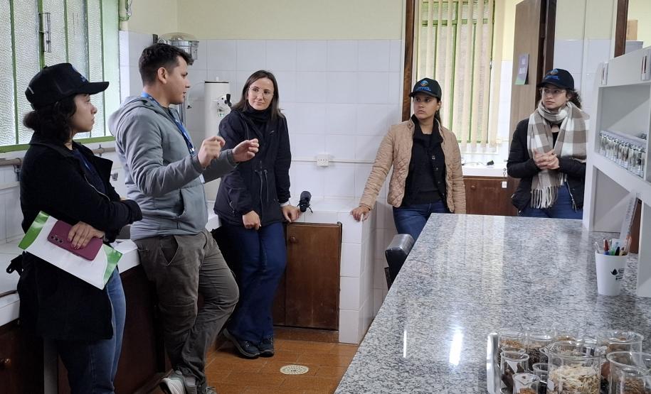 Foto de estudantes conhecendo viveiro do IAT