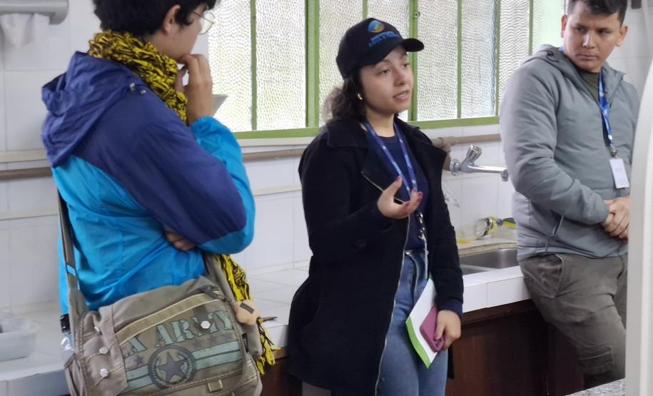 Foto de estudantes conhecendo viveiro do IAT