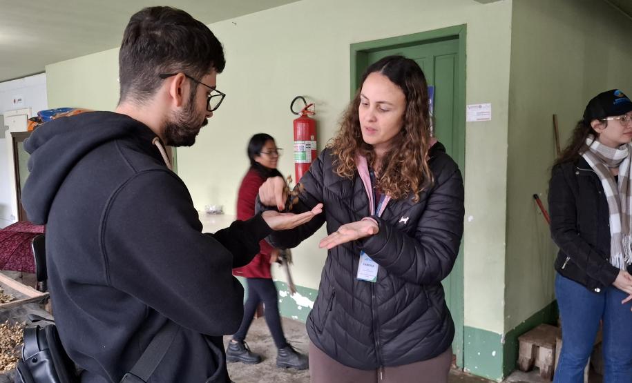 Foto de estudantes conhecendo viveiro do IAT