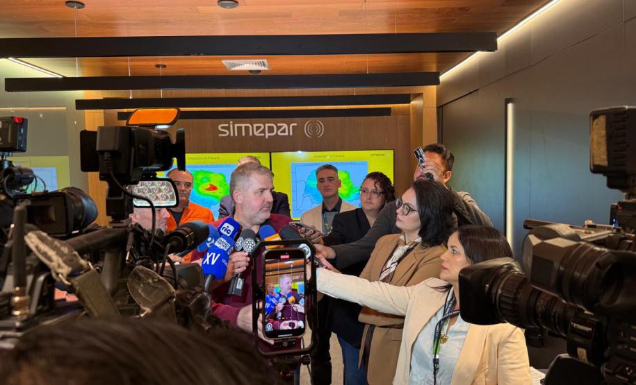 Foto de reunião com imprensa sobre El Nino