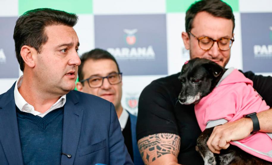 Foto de solenidade com autoridades