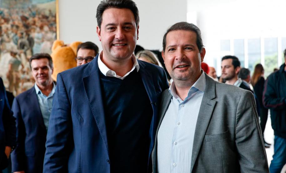 Foto de solenidade com autoridades