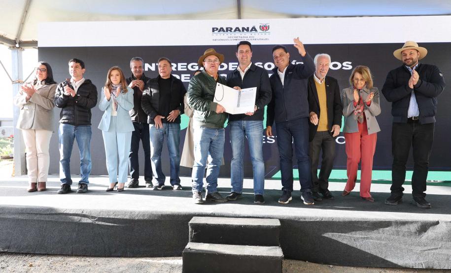 Foto de solenidade com autoridades